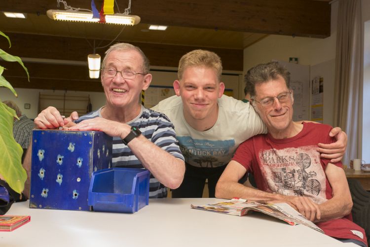 Personengruppe beim Basteln