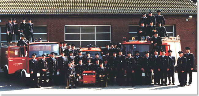 Gruppenfoto vor dem Feuerwehrgerätehaus in Groß Ippener zur Jahrtausendwende