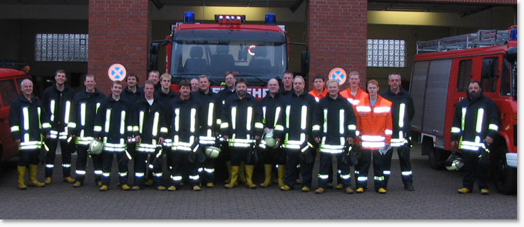 Gruppenfoto Dezember 2005 vor dem Feuerwehrgerätehaus der freiwilligen Feuerwehr Groß Ippener