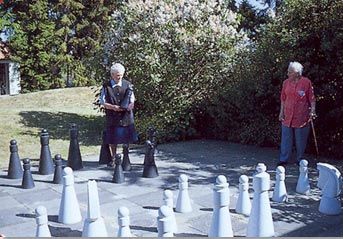 Senioren beim Freiluft-Schach
